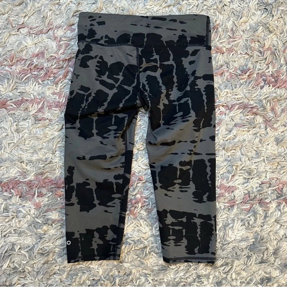 Alo yoga patterned cropped leggings XS